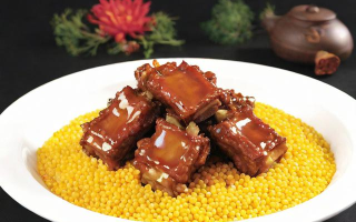 如何制作美味的小米排骨？