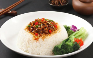 向往的生活里的猪油拌饭为何让人印象深刻？
