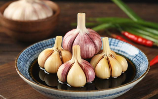 如何用醋泡大蒜制作生活小妙招？