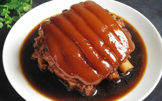 如何用电饭锅制作美味的酱肘子？