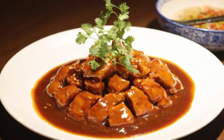 就酱吧食生活背后隐藏着怎样的美食故事？