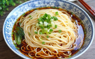 俏皮风， 生活家常蒸面条，这奇妙的美味究竟藏着啥秘密呀？， 嘿！生活家常蒸面条，为啥能这么勾人味蕾呢？，好奇探索风， 生活家常蒸面条，其独特的风味背后有着怎样的烹饪奥秘？， 生活家常蒸面条，这种传统美食的魅力从何而来呢？，引发思考风， 生活家常蒸面条，在现代饮食中它的价值和意义何在呢？， 生活家常蒸面条，为何能在众多美食中占据一席之地呢？