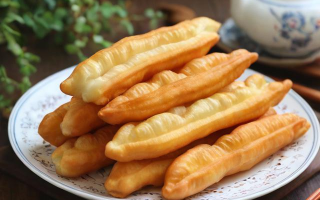 快乐生活一点通，油条制作秘籍大揭秘，你知道如何让油条更酥脆吗？